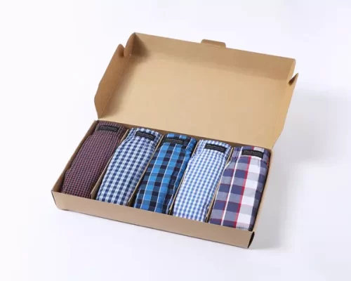 5 Boxershorts in verschiedenen Farben und Mustern sind in einer geöffneten Verpackung