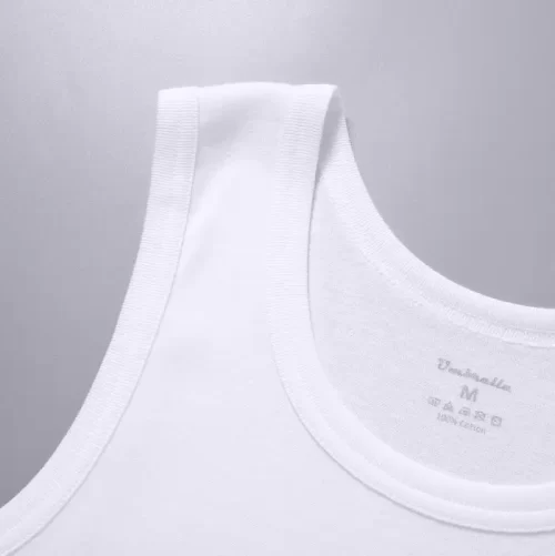 Nahaufnahme: Träger eines weißen Unterhemdes aus Baumwolle