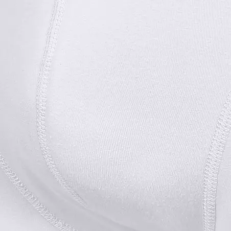 Nahaufnahme: Nähte einer weißen Baumwoll-Unterhose