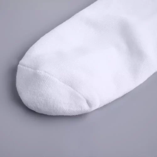 Nahaufnahme: Zehenbereich einer weißen Tennissocke