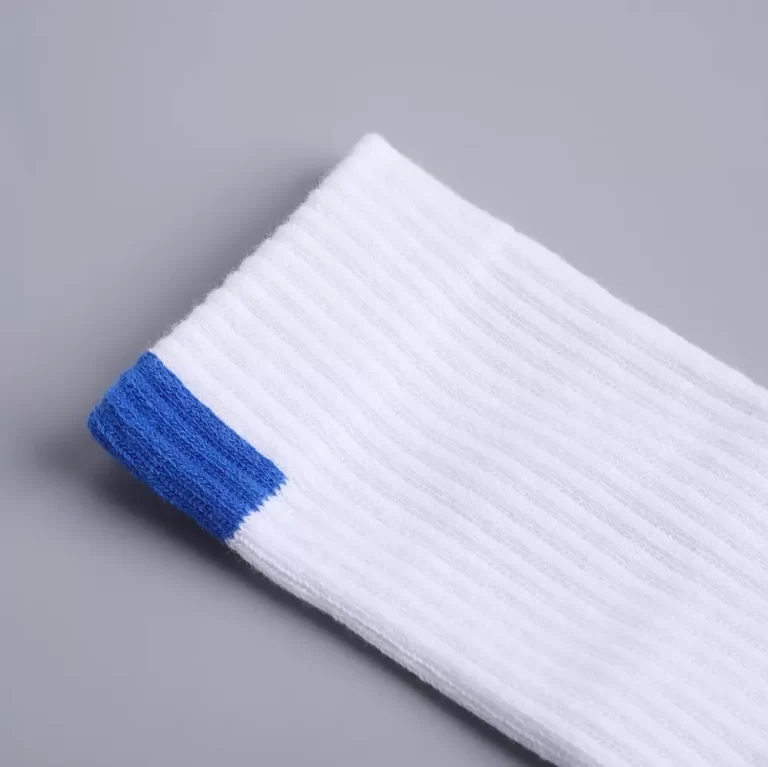 Nahaufnahme: Sockenbund mit blauem Streifen
