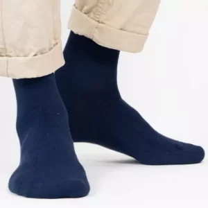 Mann trägt Hose und Socken in Navy