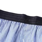 Nahaufnahme: Unterhosenbund von innen einer blau-gestreiften Boxershorts