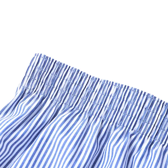 Nahaufnahme: Unterhosenbund einer blau-gestreiften Boxershorts