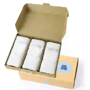 Geschlossene Verpackung und geöffnete Verpackung mit 3 weißen T-Shirts