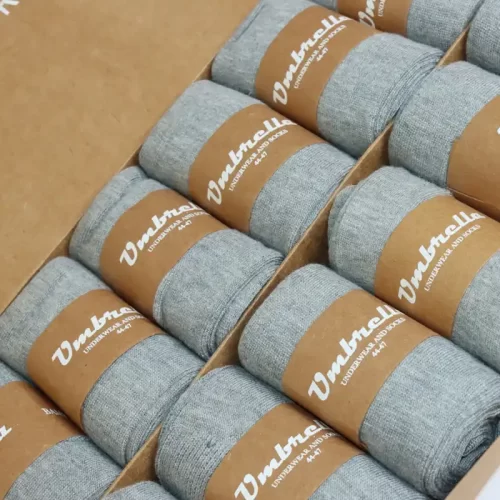 Nahaufnahme: 12er Pack graue Bambus Socken in geöffneter brauner Verpackung.