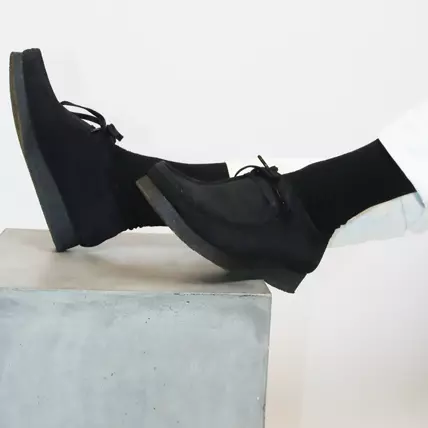 Schwarze Socken in schwarzen Schuhen