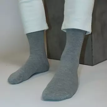 Füße in grauen Socken