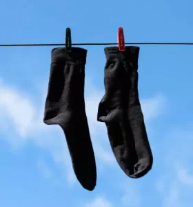 Zwei Socken trocknen auf einer Wäscheleine