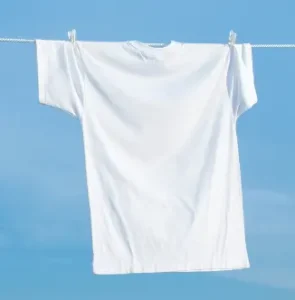 Ein weißes T-Shirt trocknen auf eine Wäscheleine.
